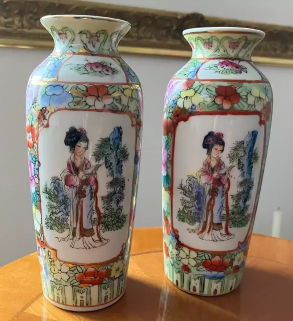 2 alte chinesische Vasen mit ähnlichem Dekor, handbemalt