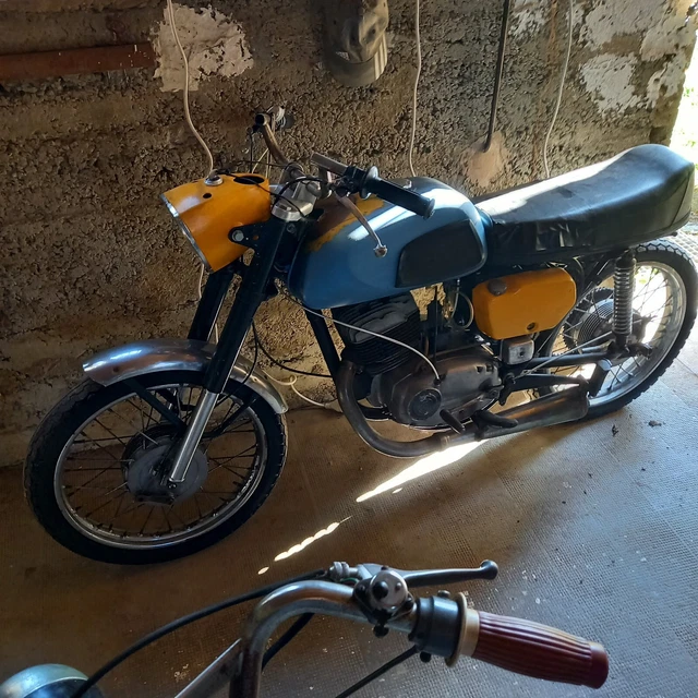 CZ type 476 . 125 CC . MODELE RARE . A RESTAURER . 1975 . Bonne compression .