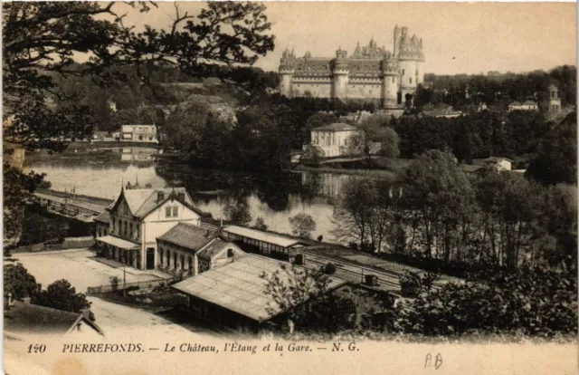 CPA AK PIERREFONDS - Le Chateau l'Etang et la Gare (423267)