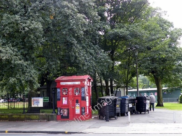 Photo 6x4 Old Police box Edinburgh On Buccleuch Street at The Meadows, co c2009