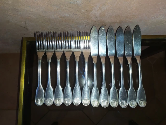 Christofle 5 fourchettes et 6 couteau a poisson metal argenté