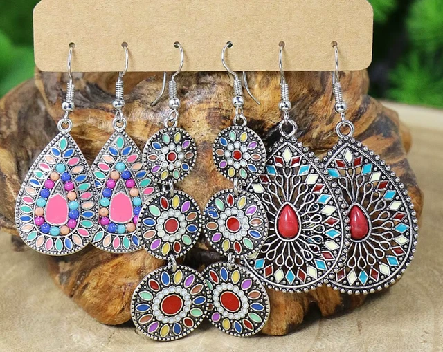 Lot De 50 Paires De Boucles D'oreilles Fantaisie - Pendantes Multicolores - Clous En Alliage - Neuf Sans Emballage