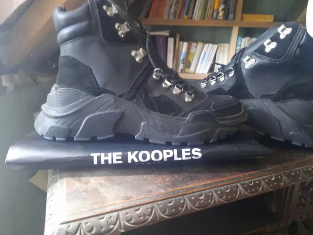 THE KOOPLES Bottines en cuir noir, neuves, sans étiquettes, jamais portées 40