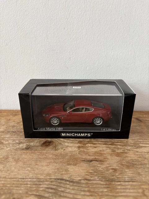 Aston Martin DB9 Silver 1:43 400137320 MINICHAMPS diecast model car