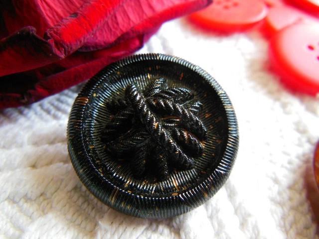 Imposant bouton ancien en verre noir et or doré   diamètre: 2,6 cm D9A