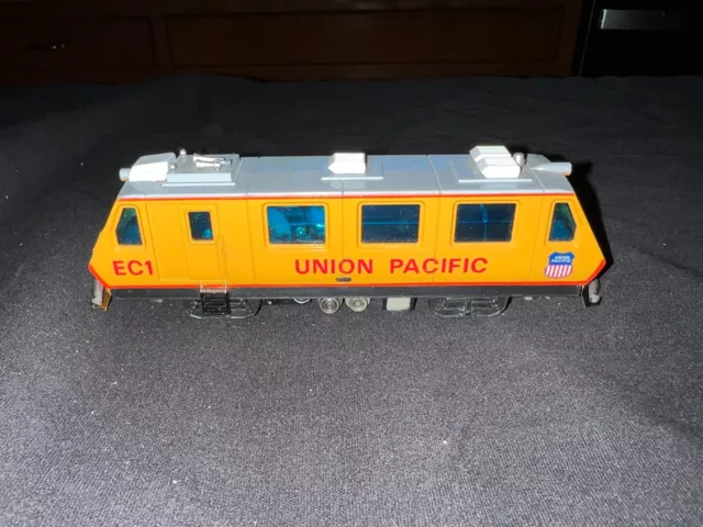 Bachmann HO Union Pacific EC1 Vintage Track Cleaning Locomotive Working