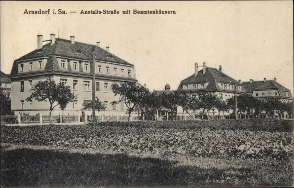 Ak Arnsdorf im Kreis Bautzen, Anstalts Straße mit Beamtenhäusern - 10425892