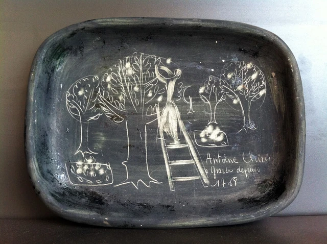 RAVISSAN PLAT EN FAIENCE signé LE GRAND CHENE VALLAURIS "ANTOINE CHIRIS À GRASSE