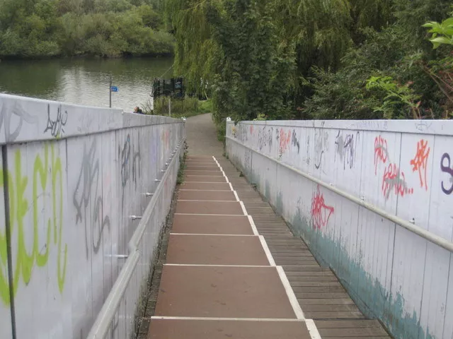 Photo 6x4 The horseshoe bridge across the River Kennet Reading The graffi c2008