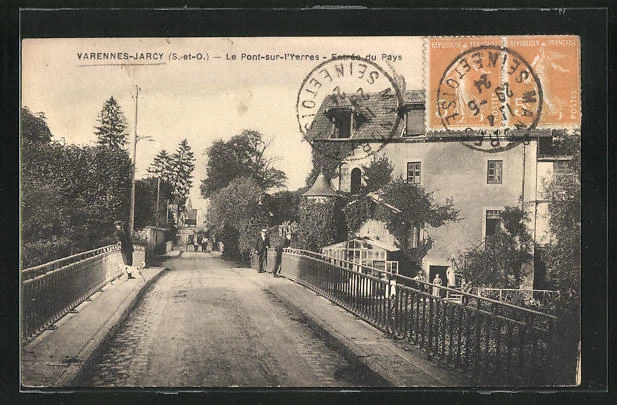 CPA Varennes-Jarcy, Le Pont-sur-L´Yerres, Entrée du Pays 1924