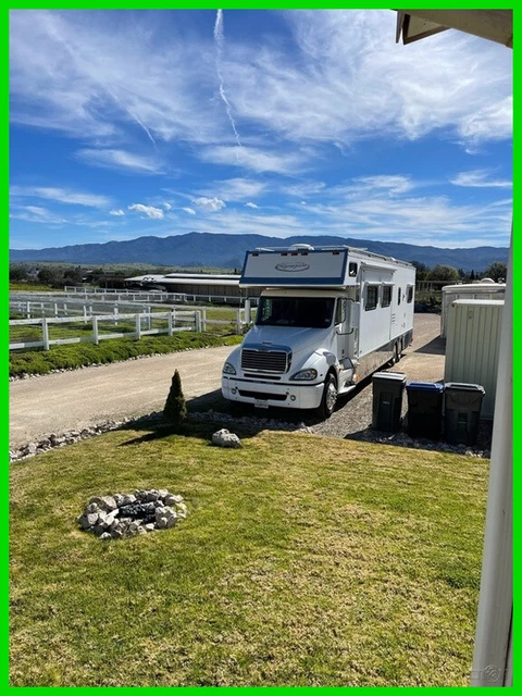 2009 Freightliner Toterhome Renegade DD13 12.8L 60,650 Miles 1 1/2 Bath King Bed