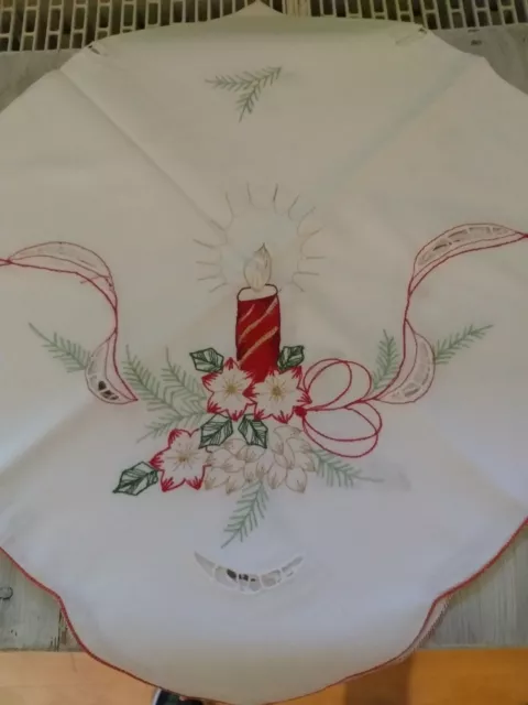 Weihnachts-Tischdecke, weiß m. gestickten Kerzen und Lochstickerei, Baumwolle