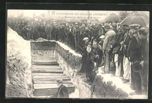 CPA Courrières, La Catastrophe des Mines - Benèdiction de la Fosse Commune 1906