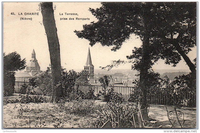 58 LA CHARITE - la terrasse prise des remparts