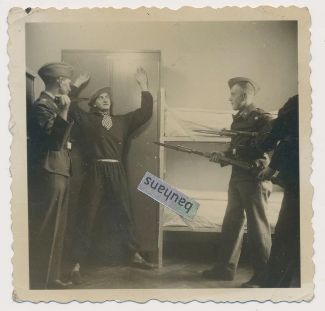 FOTO KASERNE LUFTWAFFE Soldaten lustige Stube Gewehr 2.WK