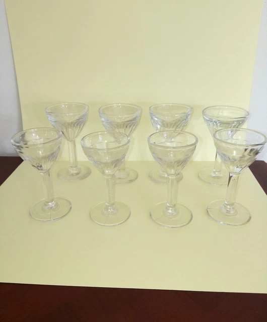 Lot de 34 verres anciens. Verres pour liqueur , petits verres