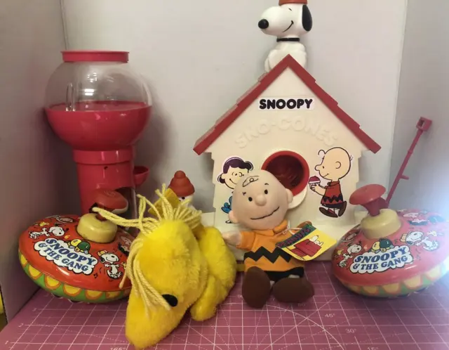 Lot of Vintage Peanuts, Charlie Brown, Snoopy Collectibles (6)