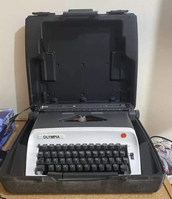 Máquina de escribir Olympia modelo B12 probada y funcional - usada