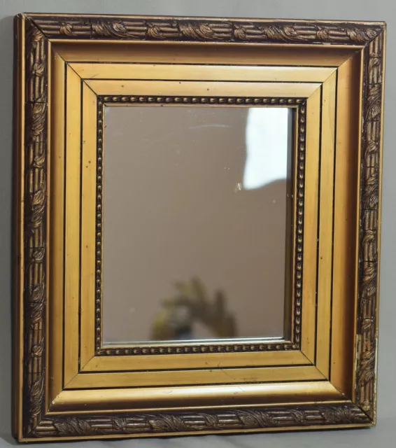 Très joli miroir doré de forme rectangulaire fin 19ème en bois et staff stuc