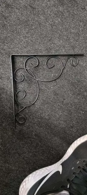 PAIR OF cast iron shelf brackets