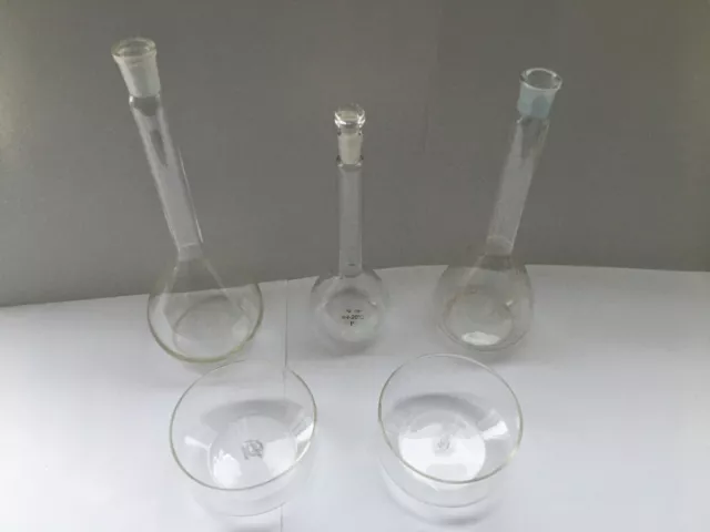 Konvolut Laborglas 3x Messkolben (250, 200, 100 ml) , 2x Schalen # Schott, Saale