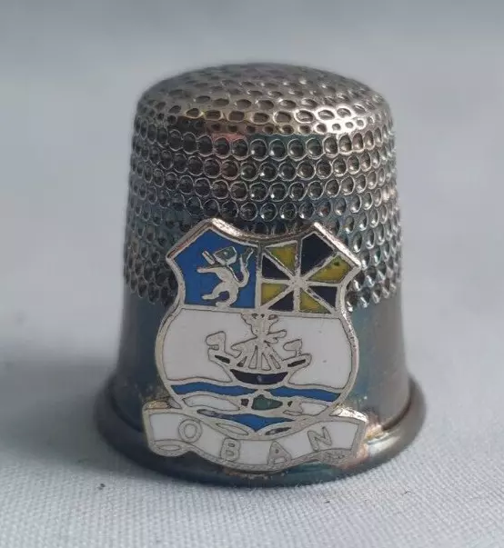 Vintage Metall Fingerhut mit Metall & Emaille Wappen Abzeichen - Oban