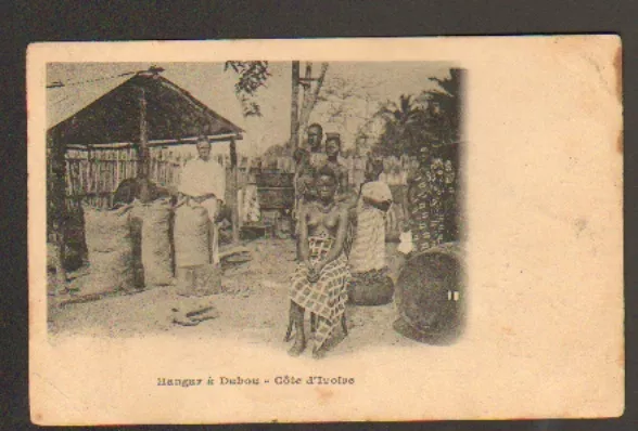 DABOU (COTE D'IVOIRE) FEMMES attendant au HANGAR à GRAINS avant 1904