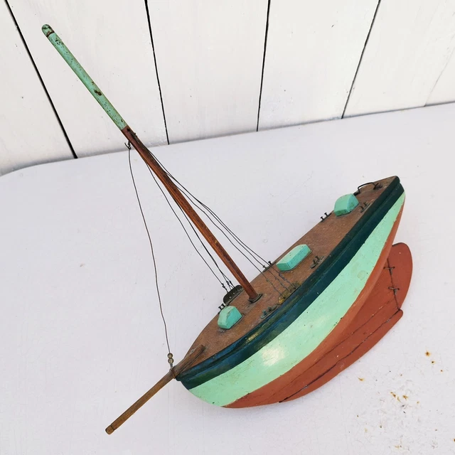 Voilier de bassin de la marque française Tirot 400, jouet ancien