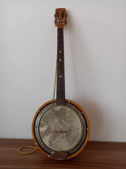 Old banjo 4 strings.