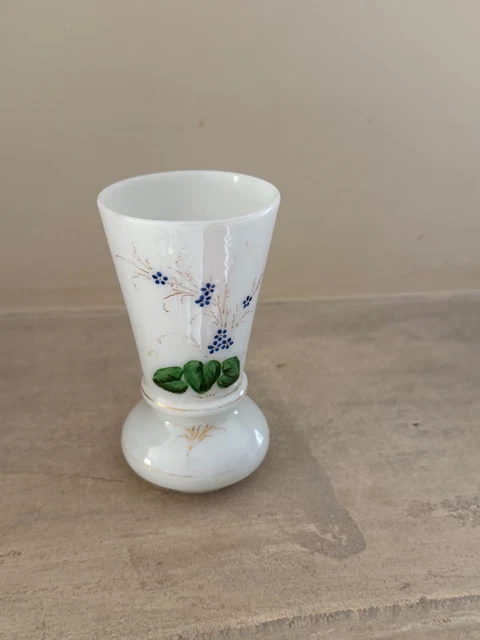 Joli Vase Soliflore Ancien En Opaline Blanche - Décor Floral Et Dorure - Élégance Rétro