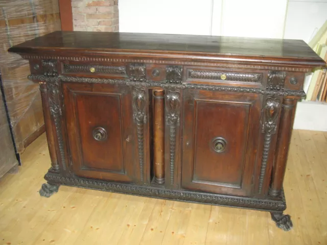 Mobile antico Credenza stile Rinascimentale in noce massello epoca metà dell'800