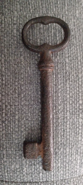 LARGE ANTIQUE WROUGHT IRON SKELETON KEY Aprox. 5in.