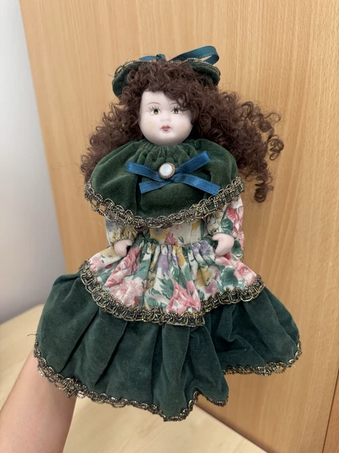 PORCELAIN DOLL THE Doll Collectors Guild Green Velvet Dress With Fluffy  Trim 4.70 - PicClick UK