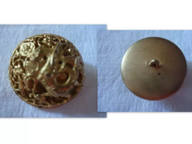 Ancien Bouton  Bombe  Ajoure Metal Dore Ou Bronze Dragon Aile   Chimere
