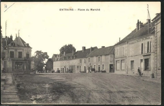 CPA Entrains, Place du Marchè