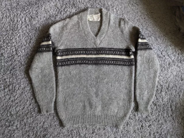 Vintage Hilda Ltd. Men's Sweater Made in Iceland 100% Wool V Neck Size M rare