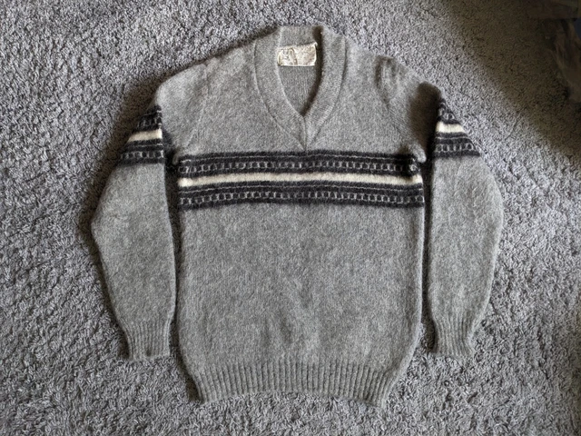 Vintage Hilda Ltd. Men's Sweater Made in Iceland 100% Wool V Neck Size M rare