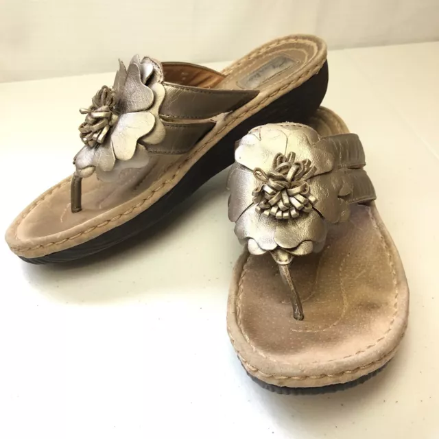 Womens Clark’s Artisan Gold Leather Thong Flip Flop Sandal Wedge Sz 8M Flower