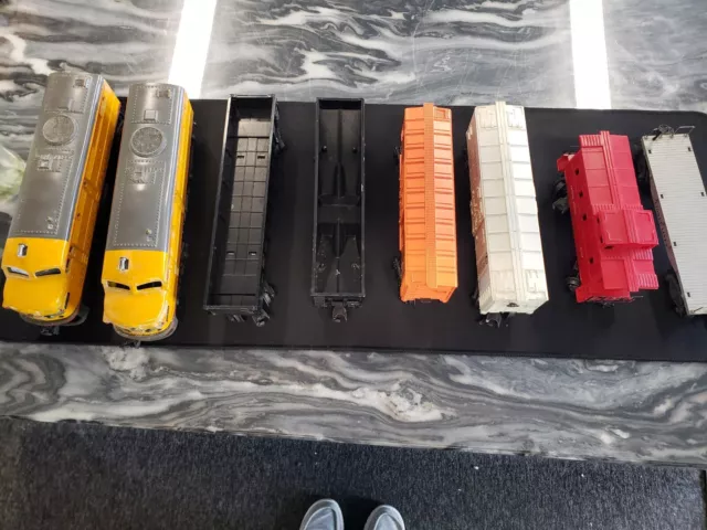 Vintage Lionel Union Pacific 2023 Power & Dummy Diesel Engine Set w/ 6 cars!