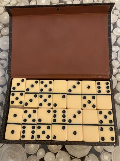 28 VINTAGE BUTTERSCOTCH & BLACK BAKELITE DOMINOES in Faux Alligator Case