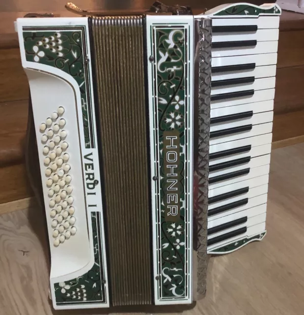 Hohner verdi I accordion  in executive condition 
