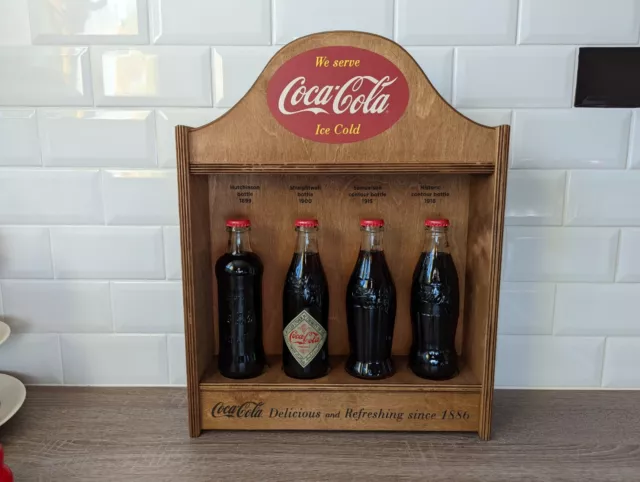 Bouteilles Coca Cola vintage avec présentoir en bois Coke