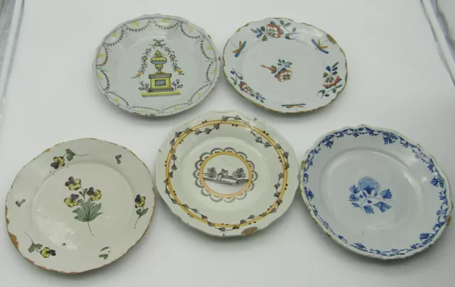 Nevers. 5 assiettes en faïence à décor de fleurs, XVIIIe siècle