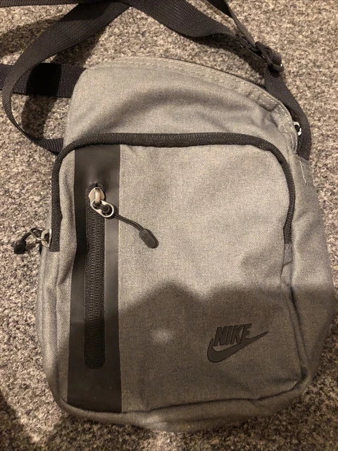 Nike core tech s items schultertasche top