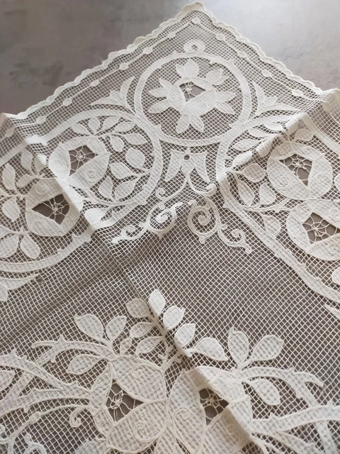 ANCIENNE GRANDE NAPPE d'autel lin et dentelles, centre brodé, dim. 400