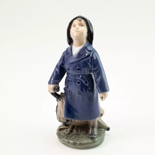 STATUINA PORCELLANA ROYAL COPENHAGEN "Bimbo con Cappotto e Ombrello" 3556 18x9x8