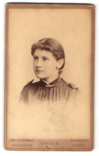 Fotografie Emil Tiedemann, Bremen, Portrait junge Frau in edler Bluse mit Brosc