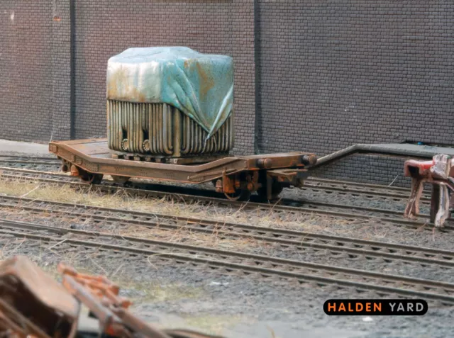 OO gauge wagon, abandoned scrapyard Lowmac with a Transformer load. Ref E2