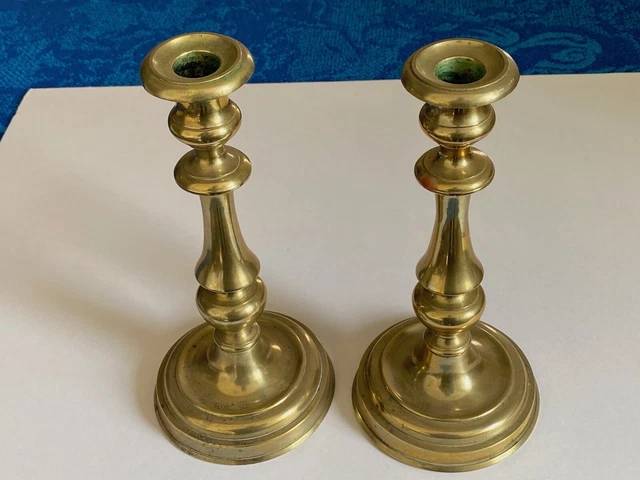 Paire de bougeoirs Louis XV en laiton doré, époque XVIII ème