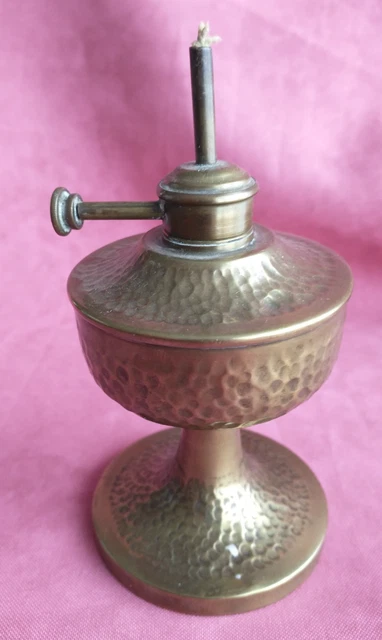Ancienne Lampe à Pétrole Pied en Laiton & Réservoir en Verre Ambre sur Gens de Confiance